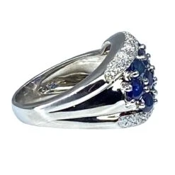 Bague Bandeau En Or Blanc, Saphirs Et Diamants 8 Bague Bandeau En Or Blanc, Saphirs Et Diamants -Castafiore Boutique bague cocktail en or blanc saphir et diamants 671106