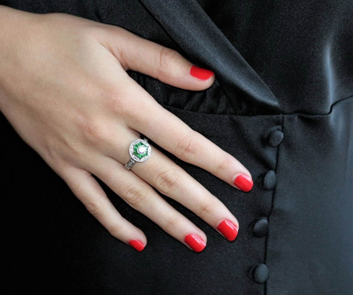 Bague De Style Art Déco Tsavorites Et Diamants 2 Bague De Style Art Déco Tsavorites Et Diamants – Image 2