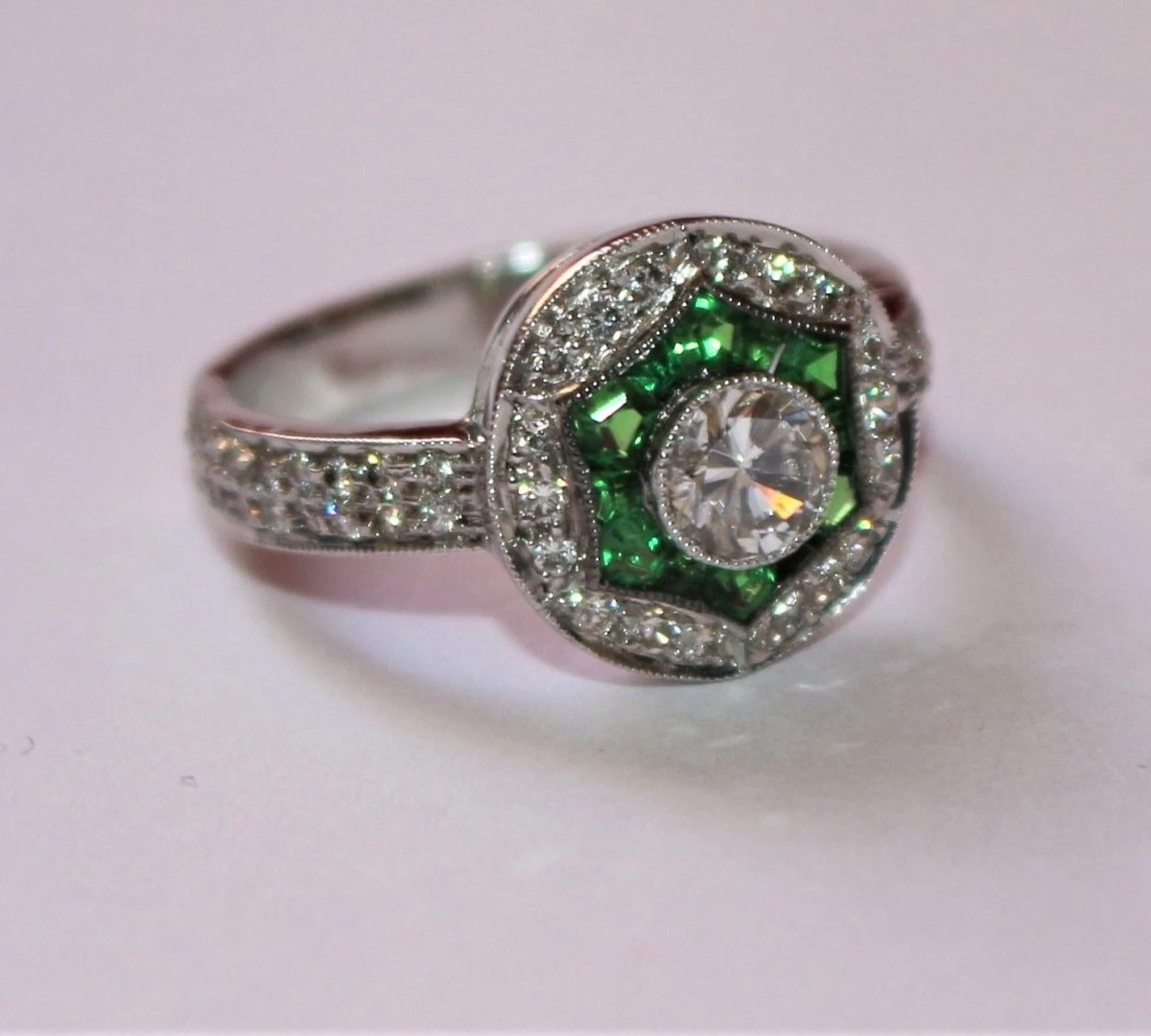 Bague De Style Art Déco Tsavorites Et Diamants 3 Bague De Style Art Déco Tsavorites Et Diamants – Image 3