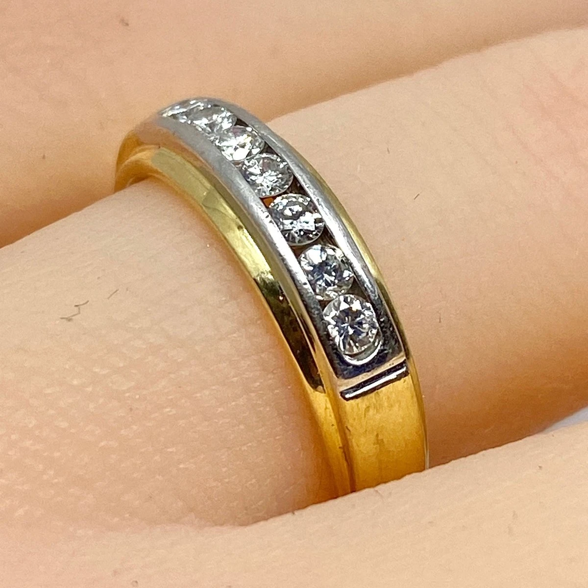 Bague Demi-Alliance En Or Jaune Et Diamants 2 Bague Demi-Alliance En Or Jaune Et Diamants – Image 2