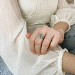 Bague Dôme En Or Blanc, Péridot, Rubis Et Diamants 11 Bague Dôme En Or Blanc, Péridot, Rubis Et Diamants -Castafiore Boutique bague dome art deco peridot rubis diamants 698645