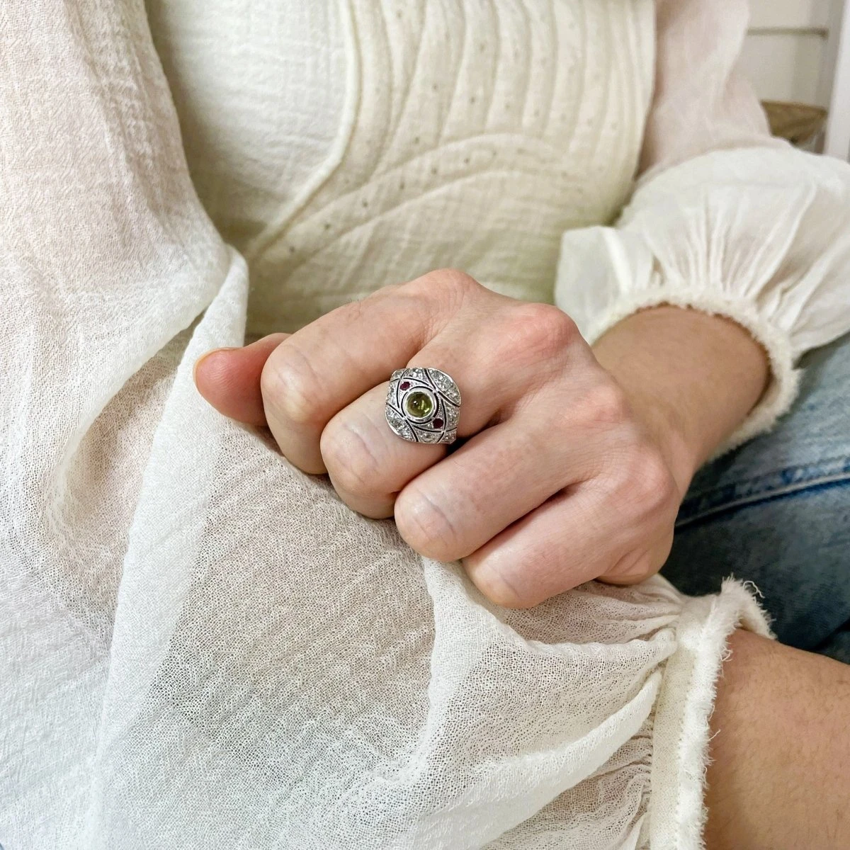 Bague Dôme En Or Blanc, Péridot, Rubis Et Diamants 4 Bague Dôme En Or Blanc, Péridot, Rubis Et Diamants – Image 4