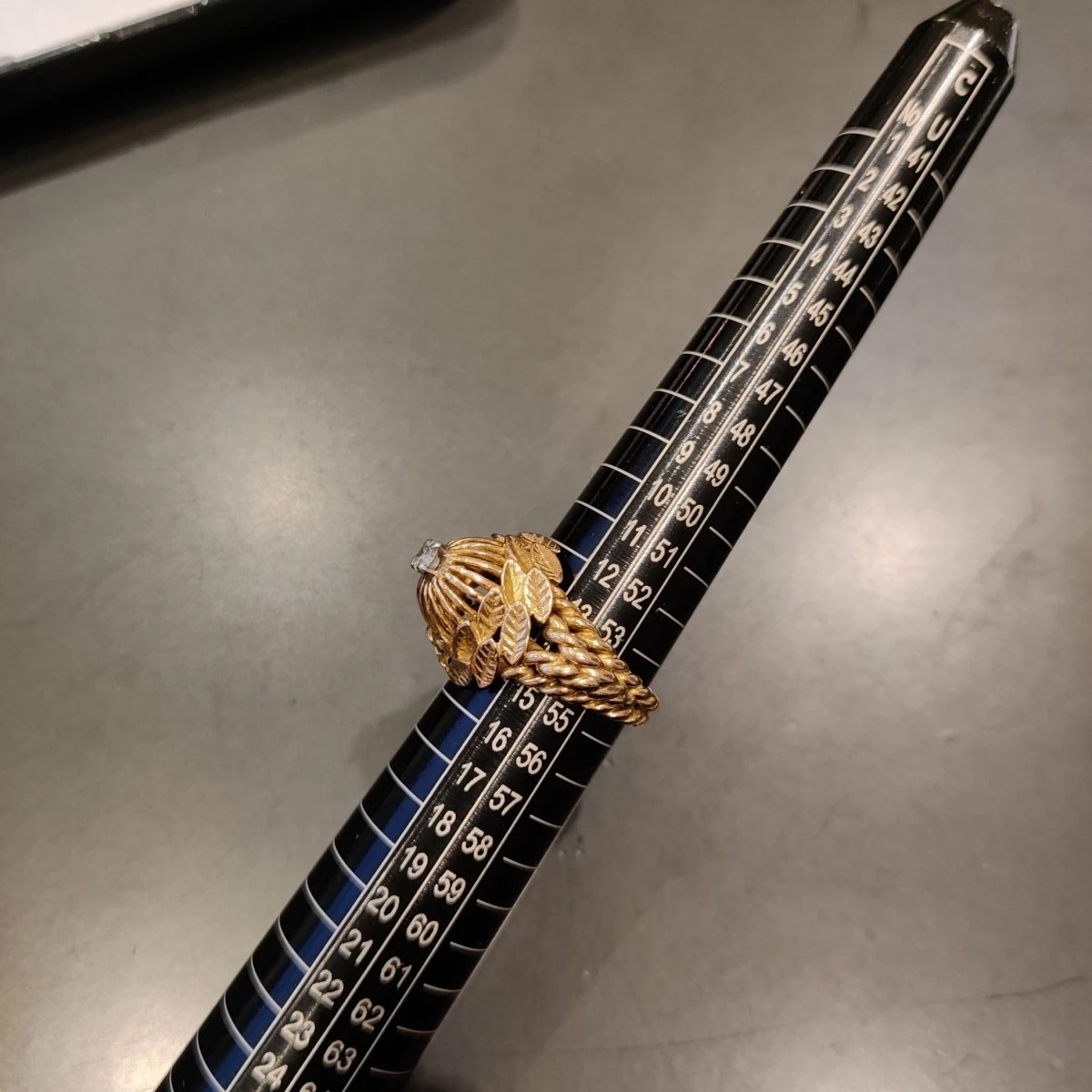 Bague Dôme Motifs Floraux En Or Jaune Et Diamant 8 Bague Dôme Motifs Floraux En Or Jaune Et Diamant – Image 8