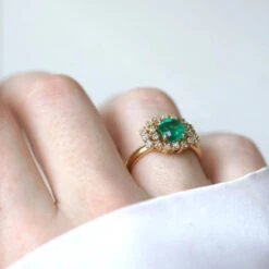 Bague Entourage En Or Jaune, émeraude Et Diamants -Castafiore Boutique bague emeraude 152 cts et diamants sur or jaune 135809