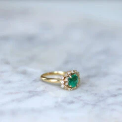 Bague Entourage En Or Jaune, émeraude Et Diamants -Castafiore Boutique bague emeraude 152 cts et diamants sur or jaune 206652