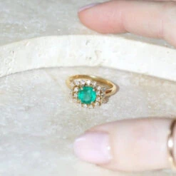 Bague Entourage En Or Jaune, émeraude Et Diamants -Castafiore Boutique bague emeraude 152 cts et diamants sur or jaune 320355