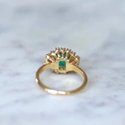 Bague Entourage En Or Jaune, émeraude Et Diamants -Castafiore Boutique bague emeraude 152 cts et diamants sur or jaune 390148