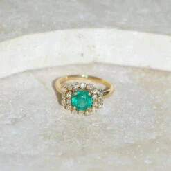 Bague Entourage En Or Jaune, émeraude Et Diamants -Castafiore Boutique bague emeraude 152 cts et diamants sur or jaune 431749