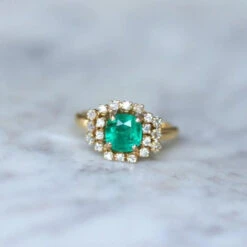 Bague Entourage En Or Jaune, émeraude Et Diamants -Castafiore Boutique bague emeraude 152 cts et diamants sur or jaune 655769