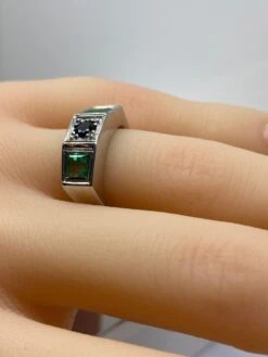 Bague En Or Blanc 18 Carats En Saphir Et émeraudes, Vers 1930 10 Bague En Or Blanc 18 Carats En Saphir Et émeraudes, Vers 1930 -Castafiore Boutique bague en or blanc 18 carats en saphir et emeraudes vers 1930 131597