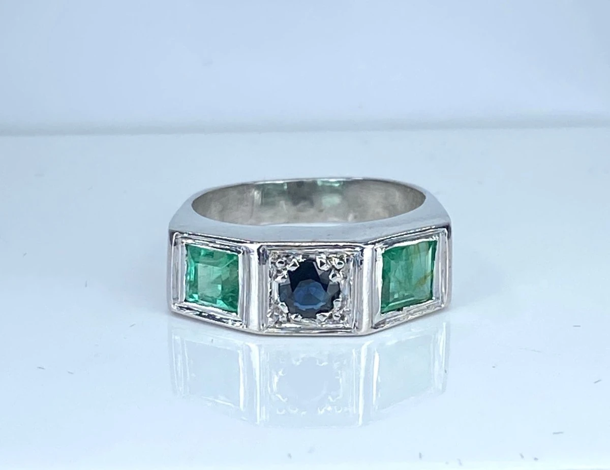 Bague En Or Blanc 18 Carats En Saphir Et émeraudes, Vers 1930 1 Bague En Or Blanc 18 Carats En Saphir Et émeraudes, Vers 1930