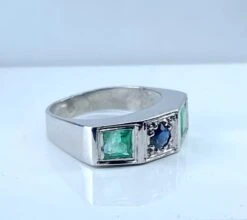 Bague En Or Blanc 18 Carats En Saphir Et émeraudes, Vers 1930 9 Bague En Or Blanc 18 Carats En Saphir Et émeraudes, Vers 1930 -Castafiore Boutique bague en or blanc 18 carats en saphir et emeraudes vers 1930 581963