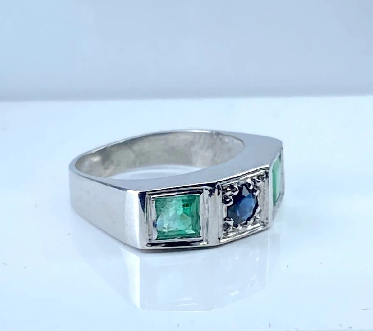 Bague En Or Blanc 18 Carats En Saphir Et émeraudes, Vers 1930 3 Bague En Or Blanc 18 Carats En Saphir Et émeraudes, Vers 1930 – Image 3