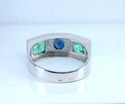 Bague En Or Blanc 18 Carats En Saphir Et émeraudes, Vers 1930 11 Bague En Or Blanc 18 Carats En Saphir Et émeraudes, Vers 1930 -Castafiore Boutique bague en or blanc 18 carats en saphir et emeraudes vers 1930 771457