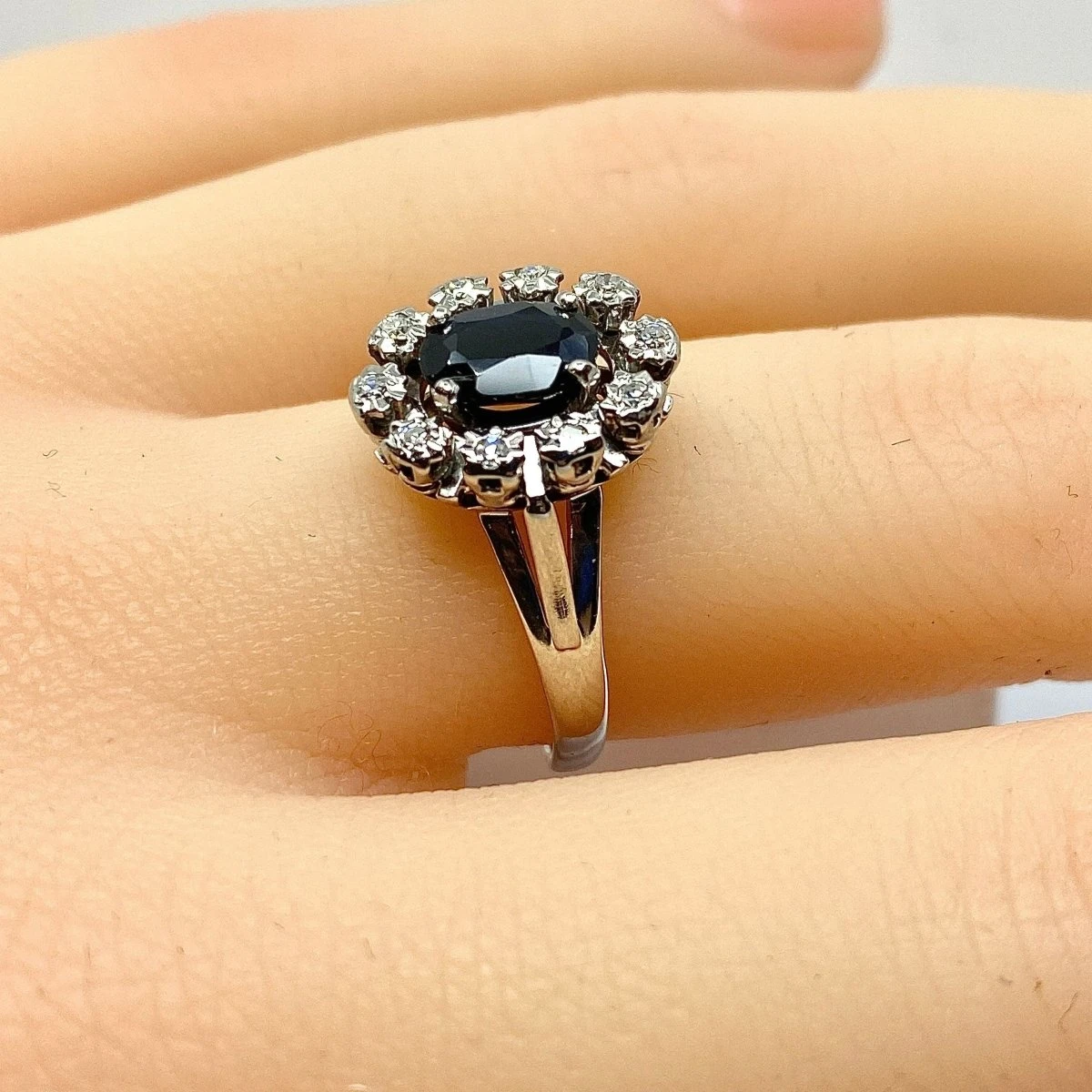 Bague En Or Blanc 18 Carats, Saphir Et Diamants 4 Bague En Or Blanc 18 Carats, Saphir Et Diamants – Image 4