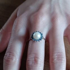 Bague En Or Blanc, Perle Et Saphirs 15 Bague En Or Blanc, Perle Et Saphirs -Castafiore Boutique bague en or blanc perle et saphirs 772238