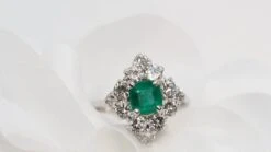 Bague En Or Gris, émeraude Et Diamants -Castafiore Boutique bague en or gris emeraude et diamants 820787