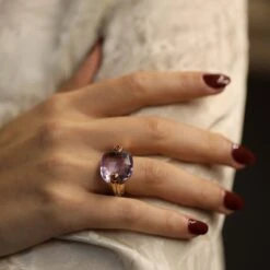 Bague Cocktail En Or Jaune, Améthyste Et Rubis -Castafiore Boutique bague en or jaune 18 cts massif avec une amethyste et rubis cabochons taille 47 48 773765