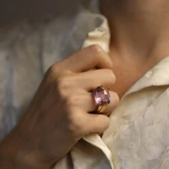 Bague Cocktail En Or Jaune, Améthyste Et Rubis -Castafiore Boutique bague en or jaune 18 cts massif avec une amethyste et rubis cabochons taille 47 48 783393