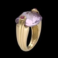 Bague Cocktail En Or Jaune, Améthyste Et Rubis -Castafiore Boutique bague en or jaune 18 cts massif avec une amethyste et rubis cabochons taille 47 48 967783