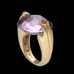 Bague Cocktail En Or Jaune, Améthyste Et Rubis -Castafiore Boutique bague en or jaune 18 cts massif avec une amethyste et rubis cabochons taille 47 48 999477