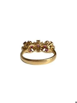 Bague Fleurs En Or Jaune, Rubis Et Diamants -Castafiore Boutique bague en or jaune 18k composee de 3 fleurs 120836
