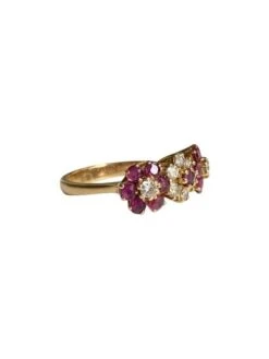 Bague Fleurs En Or Jaune, Rubis Et Diamants -Castafiore Boutique bague en or jaune 18k composee de 3 fleurs 693238