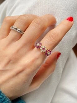 Bague Fleurs En Or Jaune, Rubis Et Diamants -Castafiore Boutique bague en or jaune 18k composee de 3 fleurs 933416