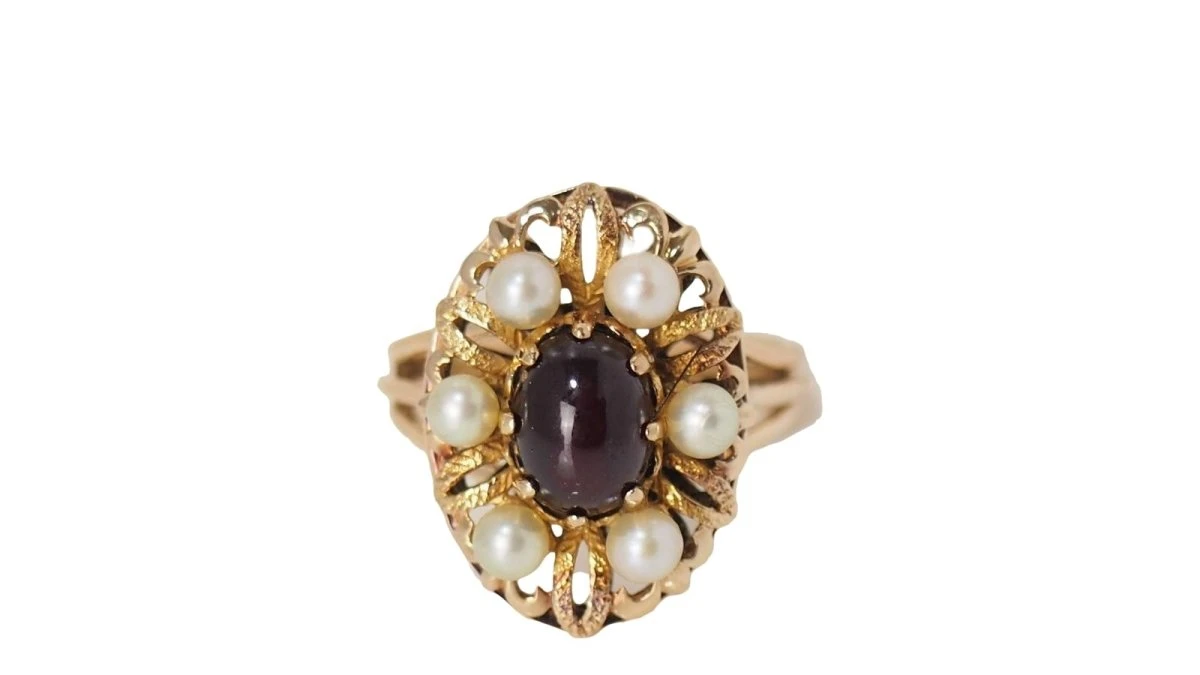 Bague En Or Jaune, Cabochon De Grenat Et Perles 1 Bague En Or Jaune, Cabochon De Grenat Et Perles