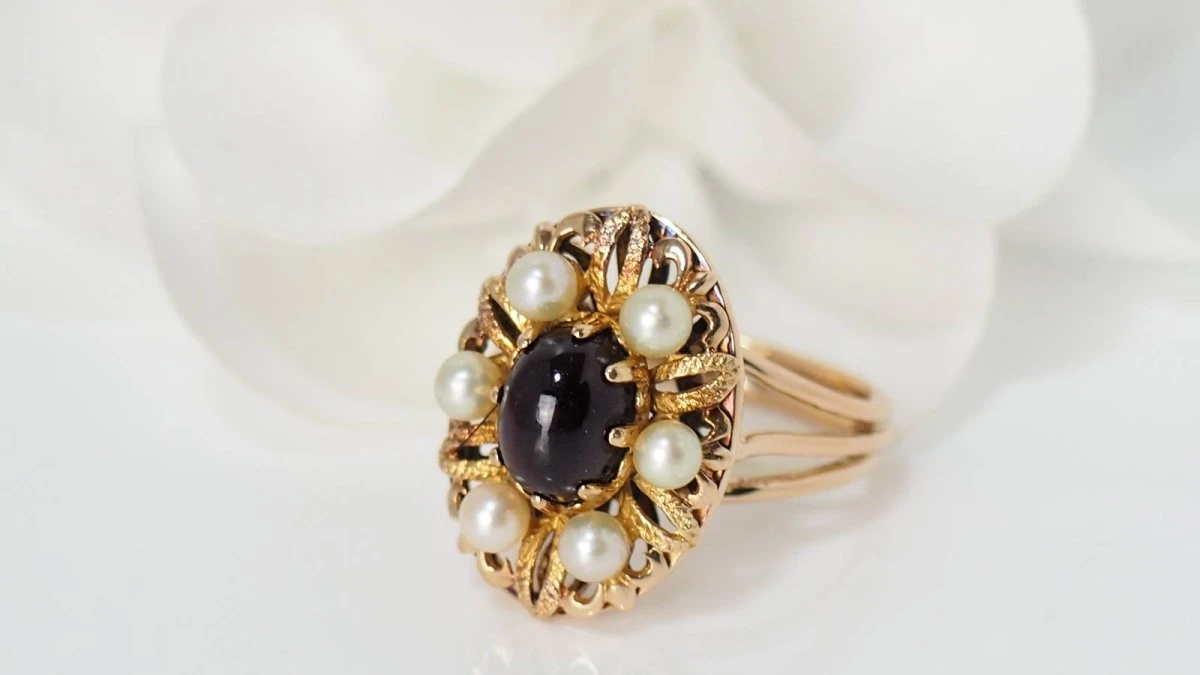 Bague En Or Jaune, Cabochon De Grenat Et Perles 5 Bague En Or Jaune, Cabochon De Grenat Et Perles – Image 5
