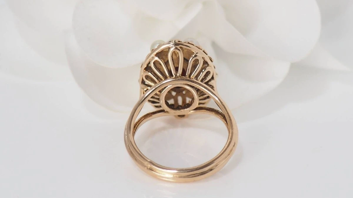 Bague En Or Jaune, Cabochon De Grenat Et Perles 3 Bague En Or Jaune, Cabochon De Grenat Et Perles – Image 3