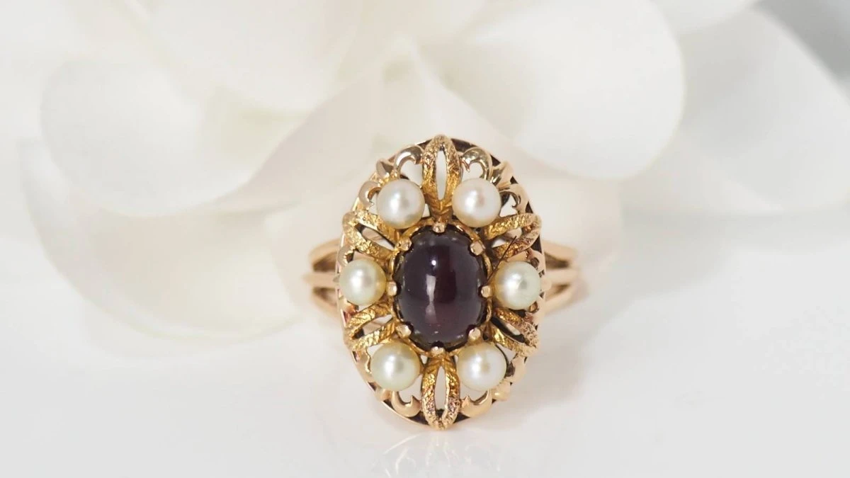 Bague En Or Jaune, Cabochon De Grenat Et Perles 6 Bague En Or Jaune, Cabochon De Grenat Et Perles – Image 6