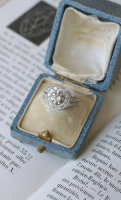 Bague Entourage En Or Blanc, Platine Et Diamant -Castafiore Boutique bague entourage en or blanc platine et diamant 441964