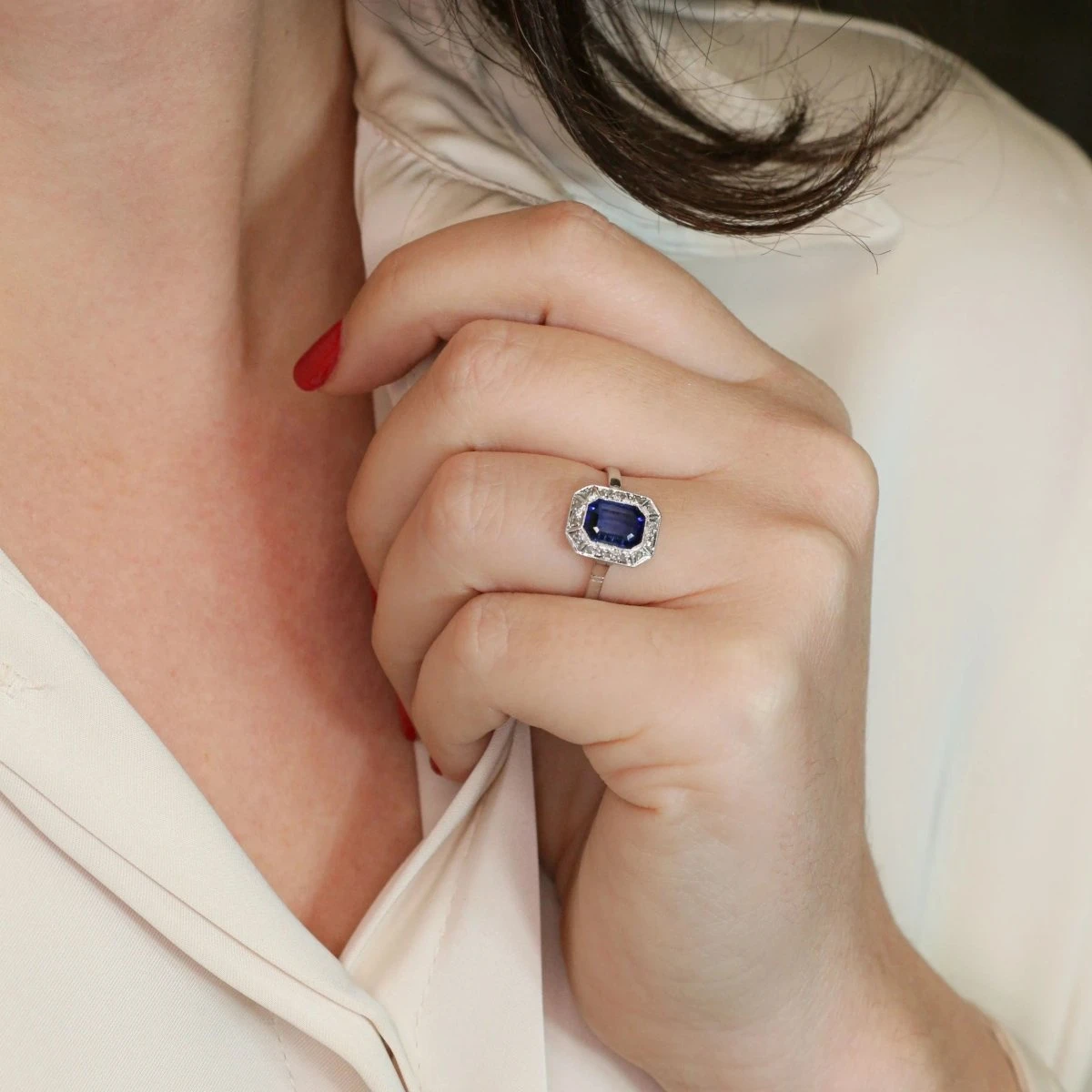 Bague Entourage En Or Blanc, Platine, Pierre Bleue Et Diamants 2 Bague Entourage En Or Blanc, Platine, Pierre Bleue Et Diamants – Image 2