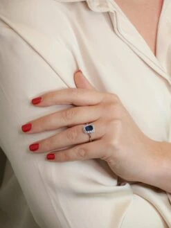 Bague Entourage En Or Blanc, Platine, Pierre Bleue Et Diamants 19 Bague Entourage En Or Blanc, Platine, Pierre Bleue Et Diamants -Castafiore Boutique bague entourage en or blanc platine pierre bleue et diamants 261122