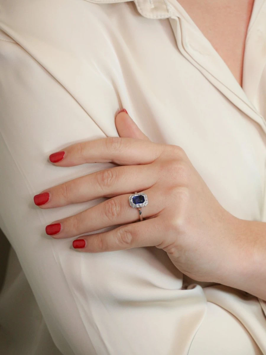 Bague Entourage En Or Blanc, Platine, Pierre Bleue Et Diamants 10 Bague Entourage En Or Blanc, Platine, Pierre Bleue Et Diamants – Image 10