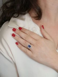 Bague Entourage En Or Blanc, Platine, Pierre Bleue Et Diamants 18 Bague Entourage En Or Blanc, Platine, Pierre Bleue Et Diamants -Castafiore Boutique bague entourage en or blanc platine pierre bleue et diamants 298057