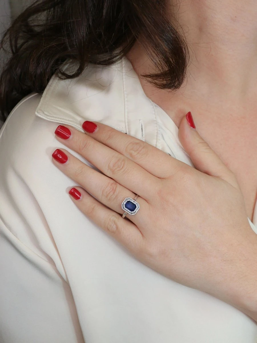 Bague Entourage En Or Blanc, Platine, Pierre Bleue Et Diamants 9 Bague Entourage En Or Blanc, Platine, Pierre Bleue Et Diamants – Image 9