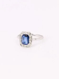 Bague Entourage En Or Blanc, Platine, Pierre Bleue Et Diamants 13 Bague Entourage En Or Blanc, Platine, Pierre Bleue Et Diamants -Castafiore Boutique bague entourage en or blanc platine pierre bleue et diamants 759889