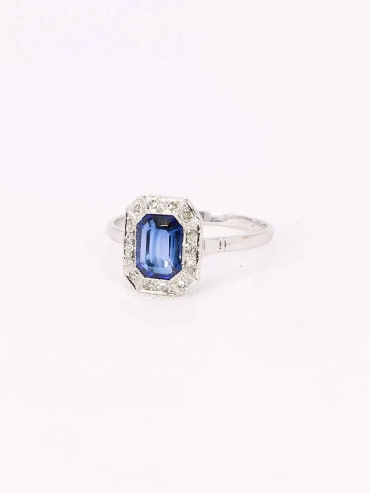 Bague Entourage En Or Blanc, Platine, Pierre Bleue Et Diamants 4 Bague Entourage En Or Blanc, Platine, Pierre Bleue Et Diamants – Image 4