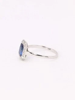 Bague Entourage En Or Blanc, Platine, Pierre Bleue Et Diamants 14 Bague Entourage En Or Blanc, Platine, Pierre Bleue Et Diamants -Castafiore Boutique bague entourage en or blanc platine pierre bleue et diamants 952709