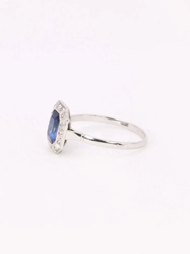 Bague Entourage En Or Blanc, Platine, Pierre Bleue Et Diamants 5 Bague Entourage En Or Blanc, Platine, Pierre Bleue Et Diamants – Image 5