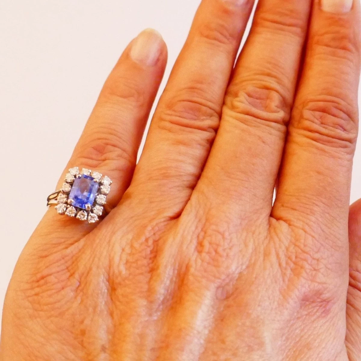 Bague Entourage En Or Blanc, Platine, Saphir Naturel De Ceylan Et Diamants 2 Bague Entourage En Or Blanc, Platine, Saphir Naturel De Ceylan Et Diamants – Image 2