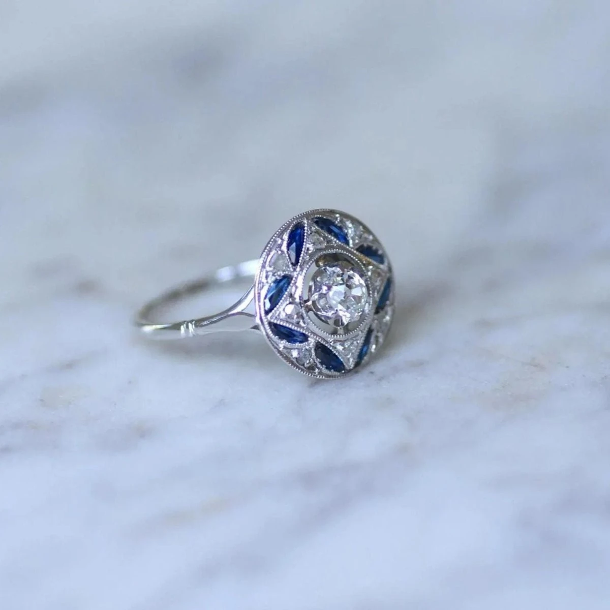 Bague Entourage En Or Blanc, Platine, Saphirs Et Diamants 5 Bague Entourage En Or Blanc, Platine, Saphirs Et Diamants – Image 5