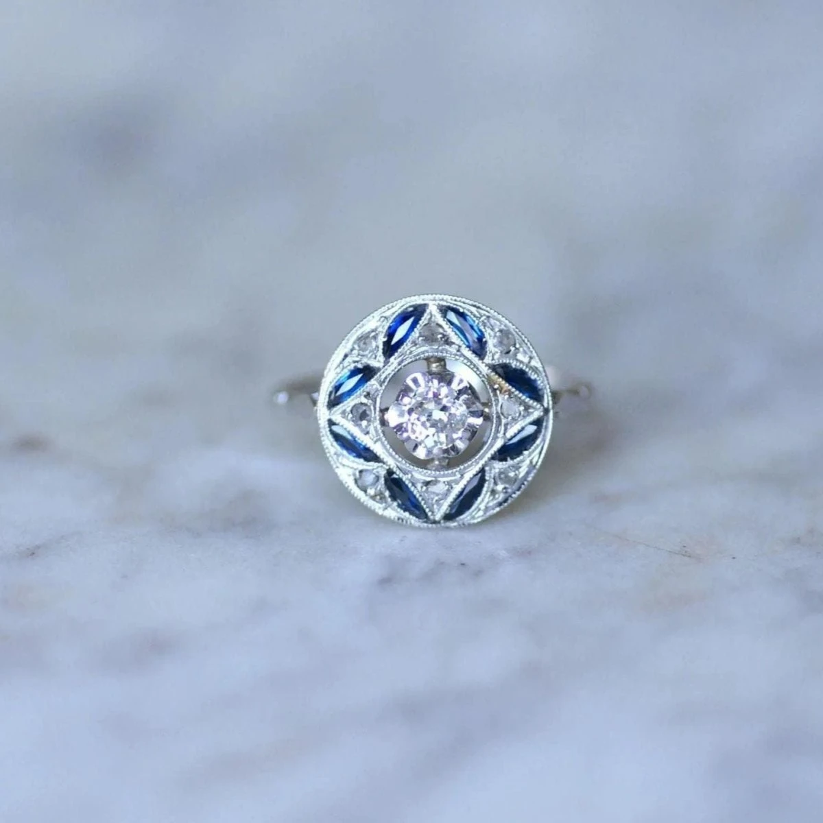 Bague Entourage En Or Blanc, Platine, Saphirs Et Diamants 4 Bague Entourage En Or Blanc, Platine, Saphirs Et Diamants – Image 4