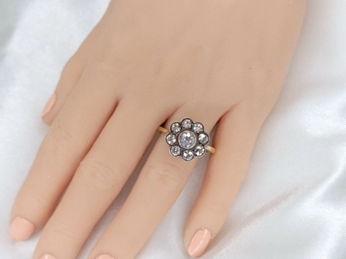 Bague Entourage En Or Bleu, Platine Et Diamants 2 Bague Entourage En Or Bleu, Platine Et Diamants – Image 2