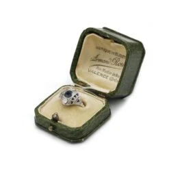 Bague Art Deco - 1920 - Or Blanc 18K, Saphirs Et Diamants -Castafiore Boutique bague entourage en or jaune saphir et diamants 352955