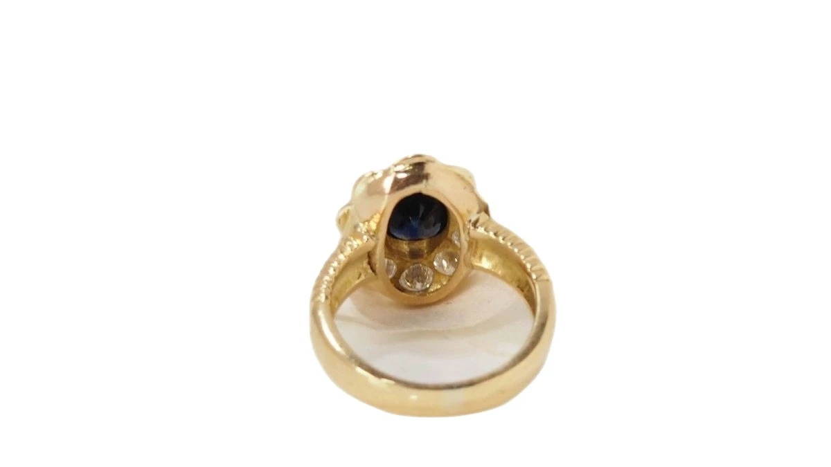 Bague Entourage En Or Jaune, Saphir Ovale Et Diamants 4 Bague Entourage En Or Jaune, Saphir Ovale Et Diamants – Image 4