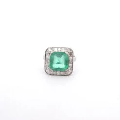 Bague Entourage En Platine, émeraude Et Diamants -Castafiore Boutique bague entourage en platine emeraude et diamants 530706