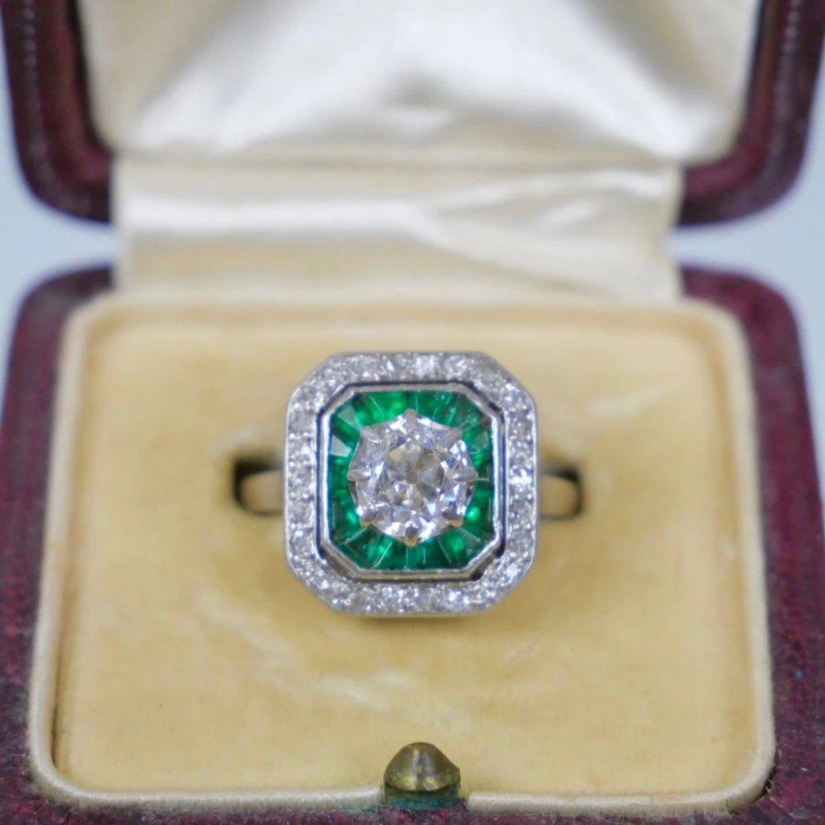 Bague Art Décoen Platine, émeraudes Et Diamants 10 Bague Art Décoen Platine, émeraudes Et Diamants – Image 10